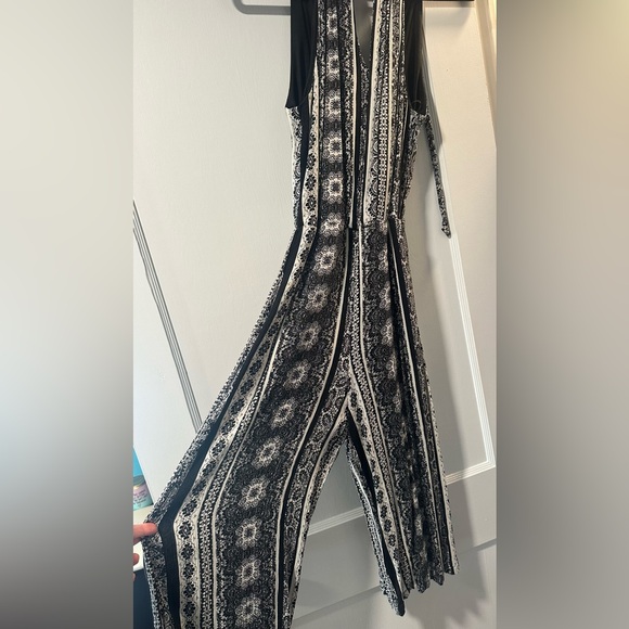 Halter top jumpsuit with open back - Picture 2 of 5